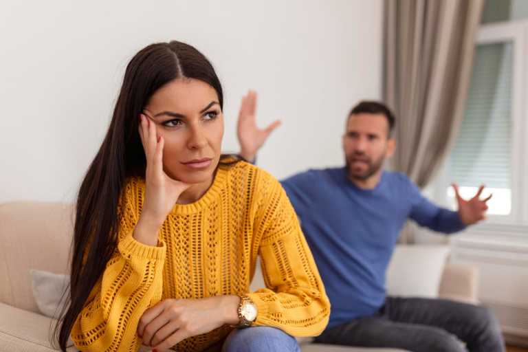 كيفية التعامل مع الزوج مدمن السيطرة